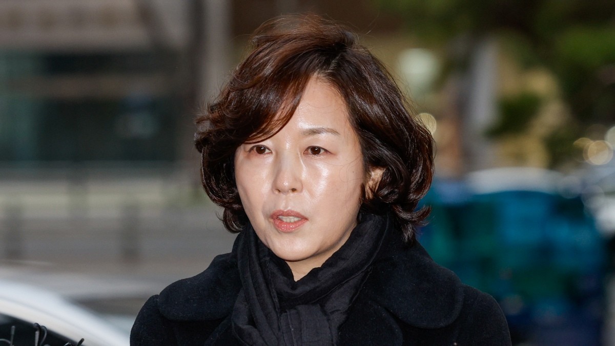 '공천 헌금' 의혹을 받는 김경 서울시의원이 15일 오전 마포구 서울경찰청 광역수사단 공공범죄수사대에서 피의자 신분으로 경찰 조사를 받기 전 취재진 질문에 답하고 있다. / 뉴스1