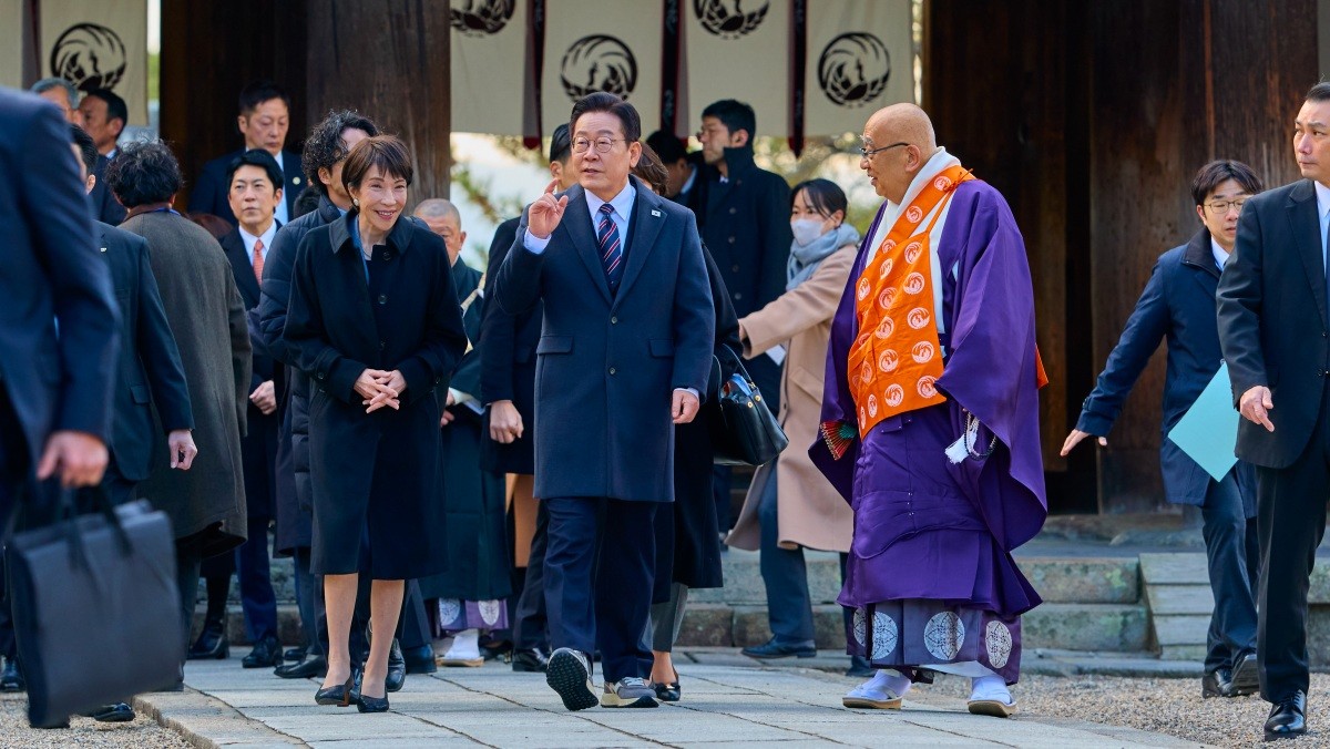 이재명 대통령과 다카이치 사나에 일본 총리가 일본 이재명 대통령과 다카이치 사나에 일본 총리가 지난 14일 일본 나라현의 대표 문화유적지인 호류지를 둘러보고 있다. / 뉴스1