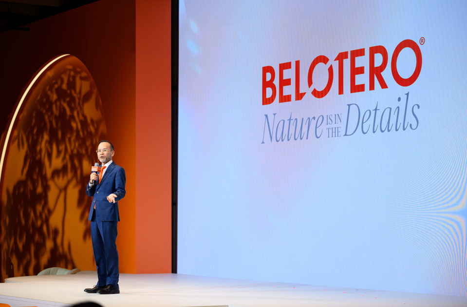 멀츠 에스테틱스의 로렌스 시오우(Lawrence Siow) APAC 사장이 새로운 벨로테로® 캠페인에 대해 설명 / 멀츠 에스테