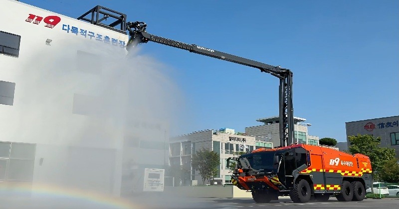 지난해 10월 119특수대응단에 신규 배치된 최첨단 무인파괴방수차 / 사진=대전시