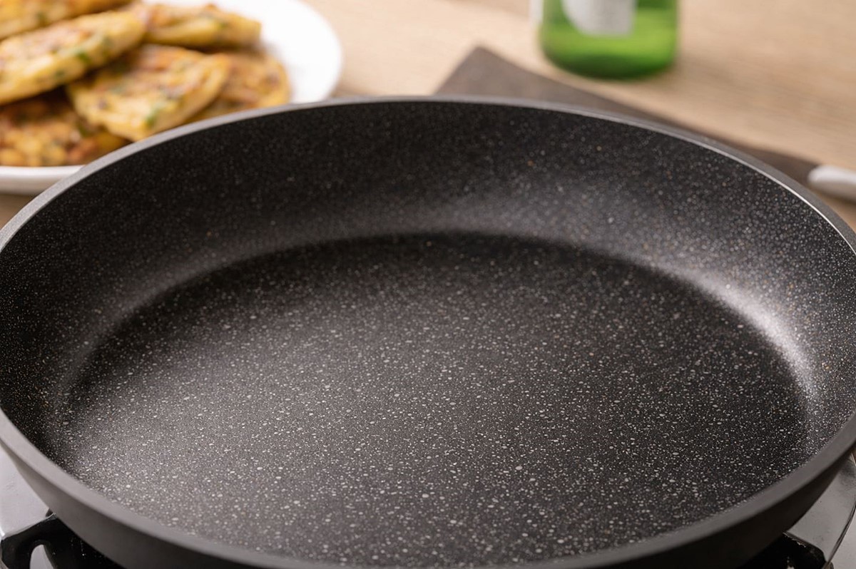 소주로 세척해 깨끗해진 프라이팬 모습. 기사 이해를 돕기 위해 AI를 활용해 제작한 자료 사진입니다.