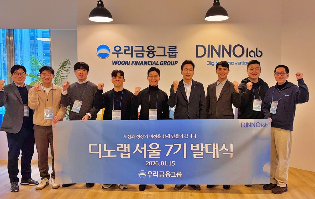 우리금융그룹 옥일진 디지털혁신부문장(우측 네번째), 우리금융지주 노영찬 부장(좌측 첫번째), 디노랩 서울7기에 선발된 스타트업 대표들이 기념사진을 촬영하는 모습. / 우리금융그룹