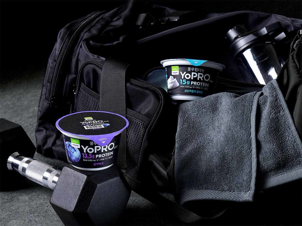 '요프로(YoPRO)' 2종    (설탕무첨가 플레인, 블루베리) 자료 사진. / 풀무원다논 제공