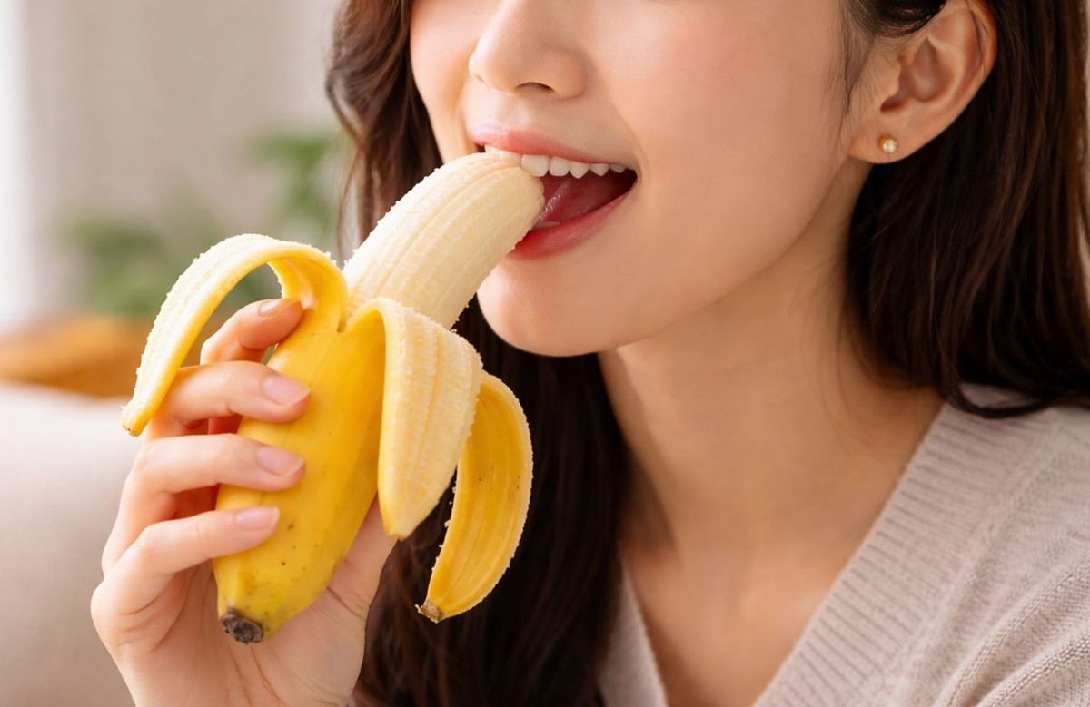 바나나를 맛있게 먹는 모습. 기사 이해를 돕기 위해 AI를 활용해 제작한 자료 사진입니다.