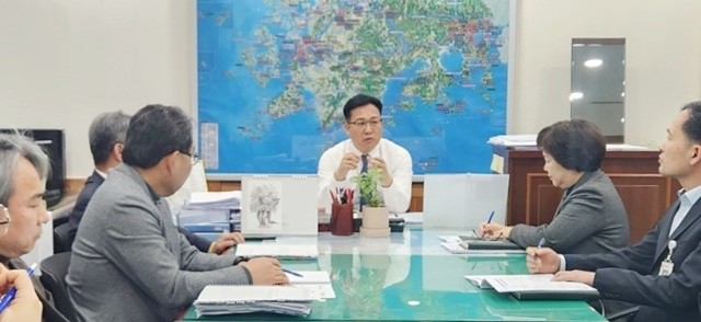 조석훈 목포시장 권한대행(중앙)이 회의를 주재하고 있다.