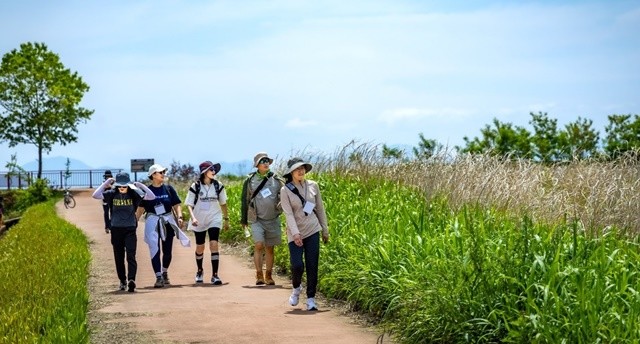 남파랑길을 걷는 여행객들