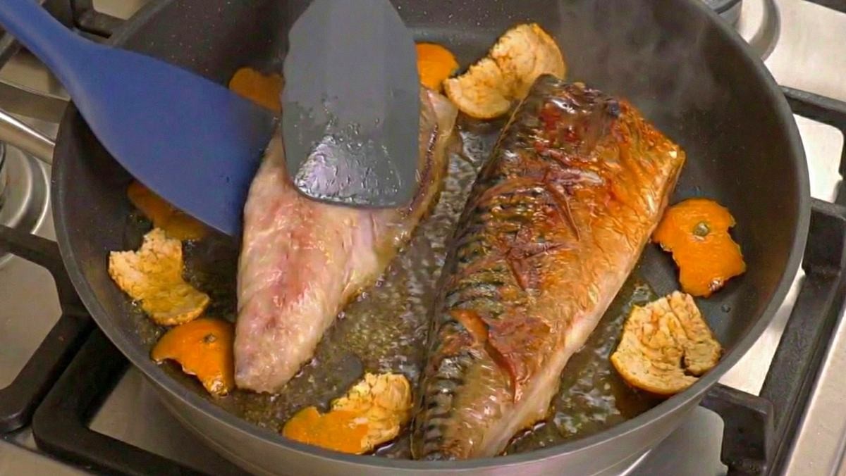 '집에서 생선구이 구울 때 냄새가 거의 안 나게 하는 특급 비법?!'  기사 내용 토대로 AI툴 활용해 제작한 자료사진.