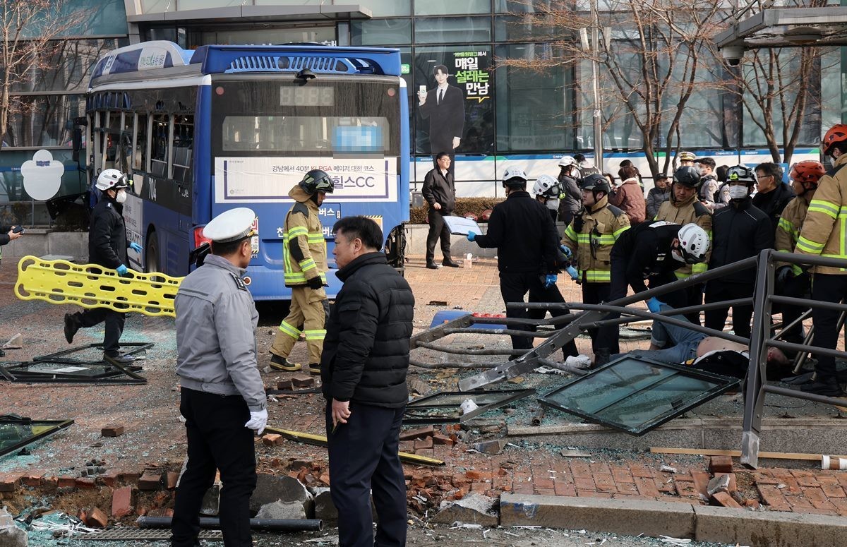 16일 오후 서울 중구 NH농협은행 본점영업부를 시내버스가 들이받는 사고가 발생해 경찰과 소방당국이 이를 수습하고 있다. / 뉴스1