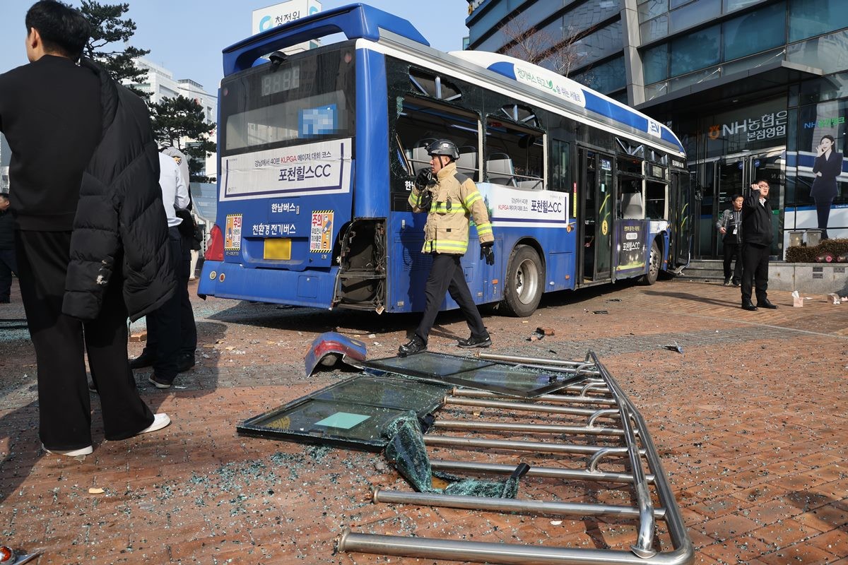 농협은행 본점 들이받은 시내버스 '아수라장' / 뉴스1