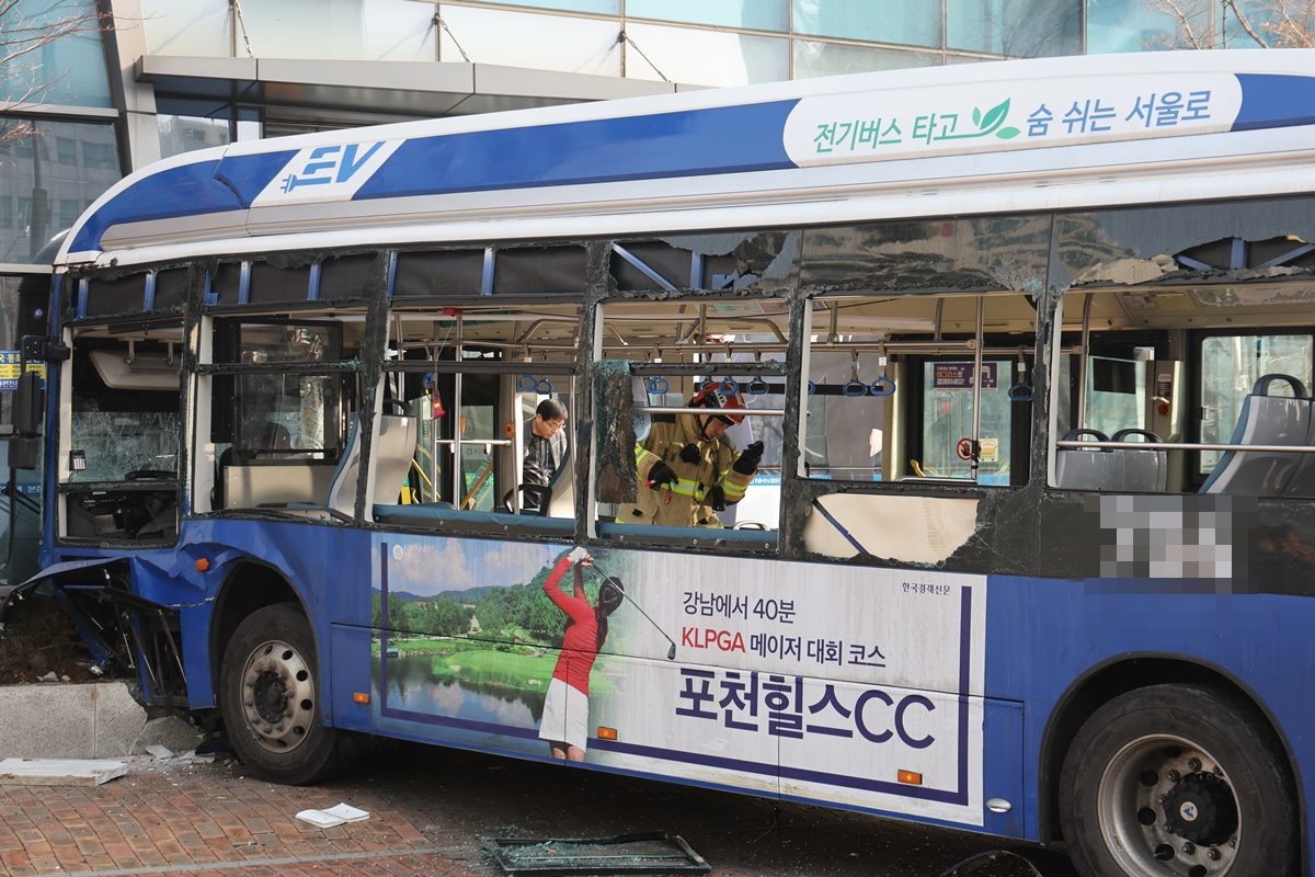 아수라장 된 NH농협은행 본점 일대 / 뉴스1