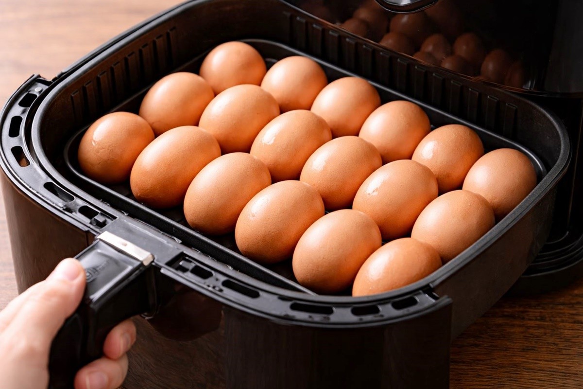 가정에 있는 에어프라이어에 계란을 넣은 모습. 기사 이해를 돕기 위해 AI를 활용해 제작한 자료 사진입니다.