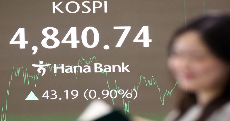 16일 서울 중구 하나은행 본점 딜링룸 / 뉴스1