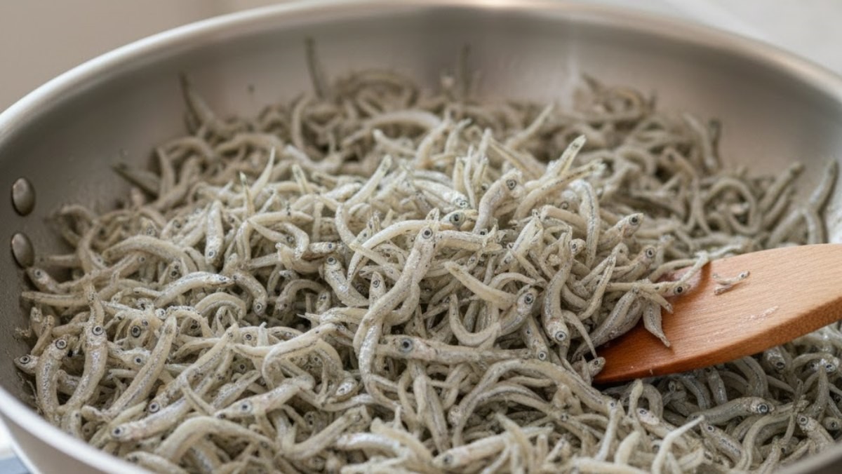 볶아지고 있는 멸치. 기사 내용을 바탕으로 AI가 생성한 자료사진.