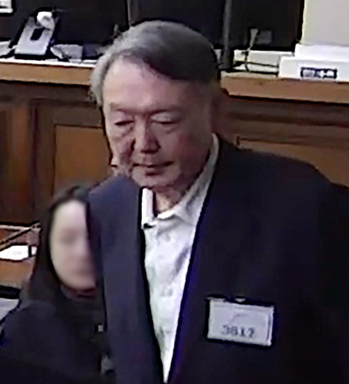 윤석열 전 대통령이 16일 오후 서울 서초구 서울중앙지방법원에서 체포 방해 등의 혐의 1심 징역 5년을 선고받은 뒤 퇴장하고 있다. / 서울중앙지법 제공-뉴스1