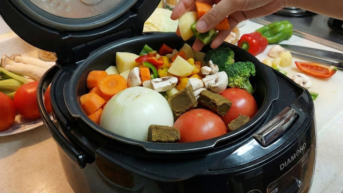 냉장고 속 남은 재료들로 만들 수 있는 밥솥 무수분 카레 / AI 생성 이미지