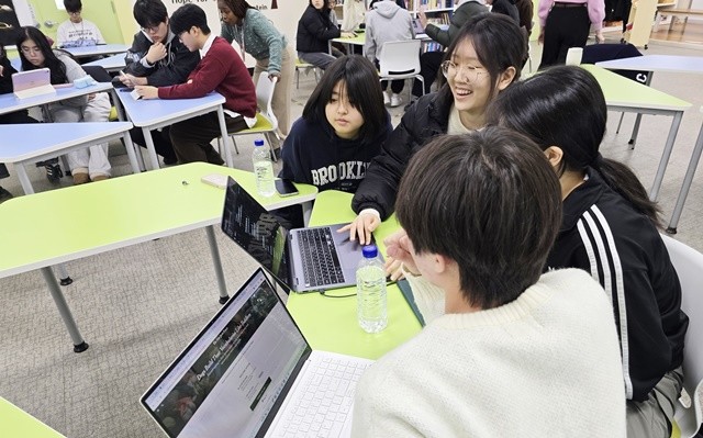 원어민 교사가 학생들에게 영어 포스터 제작 방법을 설명하고 있다. /광주시교육청 제공