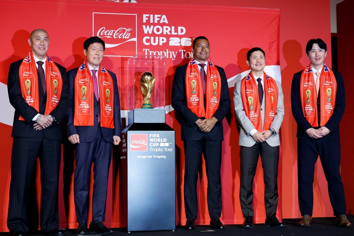 코카-콜라는 16일 서울 CGV용산아이파크몰에서 기자간담회를 열고 오리지널 FIFA 월드컵 트로피를 공개했다. / 뉴스1