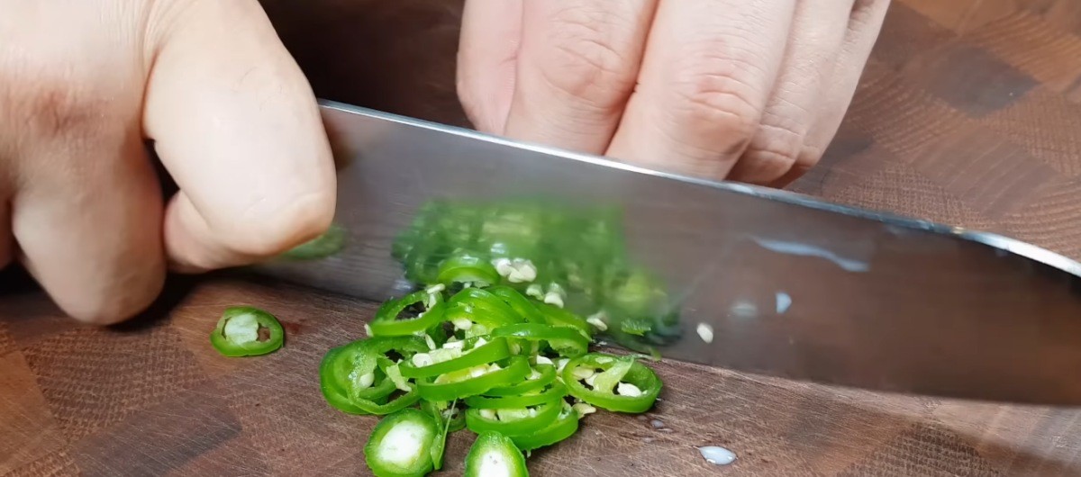 청양고추를 써는 모습 / 유튜브 채널 '이 남자의 cook'