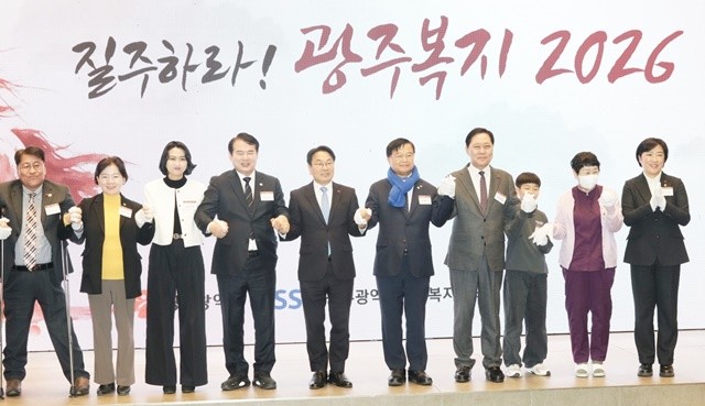 강기정 광주광역시장이 16일 서구 웨딩그룹 위더스 광주에서 열린 2026년 광주복지 신년인사회에서 참석자들과 기념촬영을 하고 있다. /광주광역시 제공