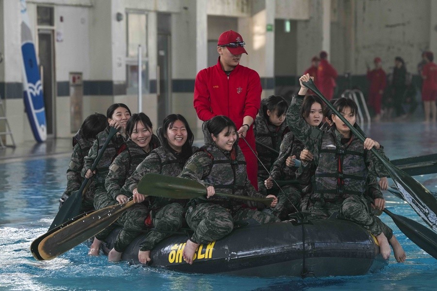 해병대 캠프 참가자들이 IBS 해상페달링 훈련을 실시하고 있다. / 이하 부대 제공