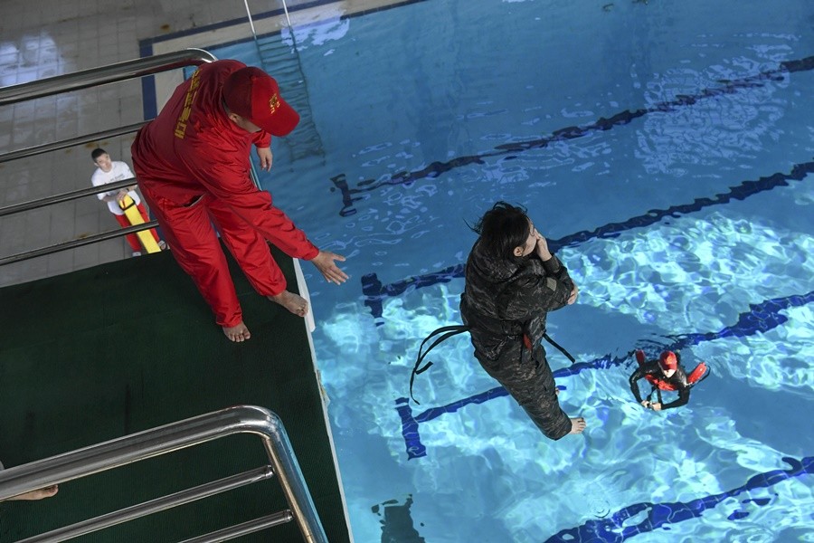 해병대 캠프 참가자들이 이함훈련(함정에서 벗어나는 절차 숙달 훈련)을 실시하고 있다.