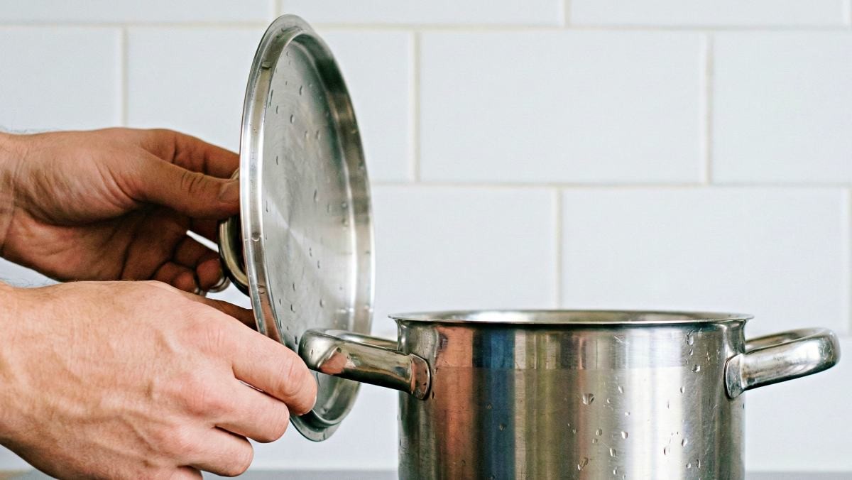 '냄비뚜껑을 제발 냄비 손잡이 쪽에 갖다 대보세요' 기사 내용 토대로 AI툴 활용해 제작한 자료사진.