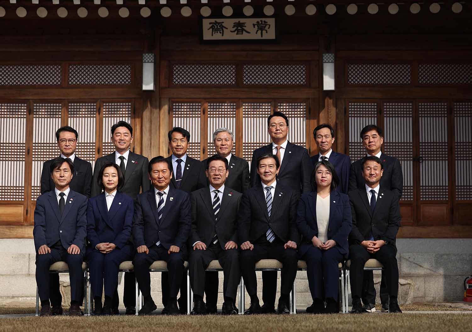 이재명 대통령이 16일 청와대 상춘재에서 열린 정당 지도부 초청 오찬에서 여야 지도부들과 기념촬영을 하고 있다. / 뉴스1(청와대통신사진기자단)