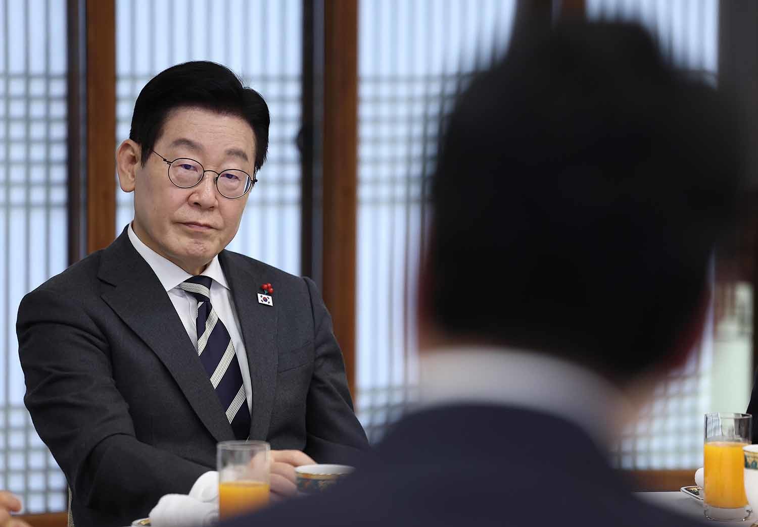 이재명 대통령이16일 청와대 상춘재에서 열린 정당 지도부 초청 오찬에서 천하람 개혁신당 원내대표를 바라보고 있다. / 뉴스1(청와대통신사진기자단)