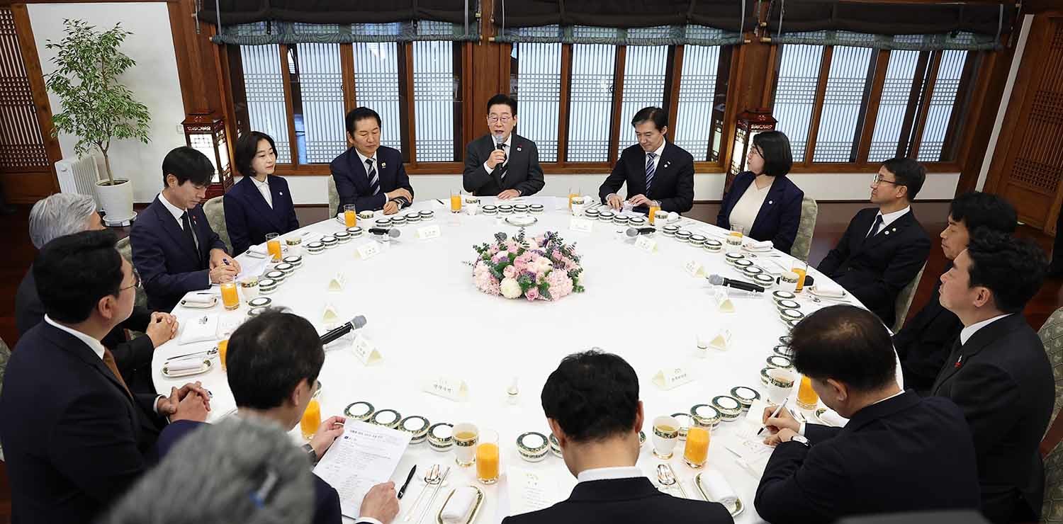 이재명 대통령이16일 청와대 상춘재에서 열린 정당 지도부 초청 오찬에서 발언하고 있다. /뉴스1 (청와대통신사진기자단)