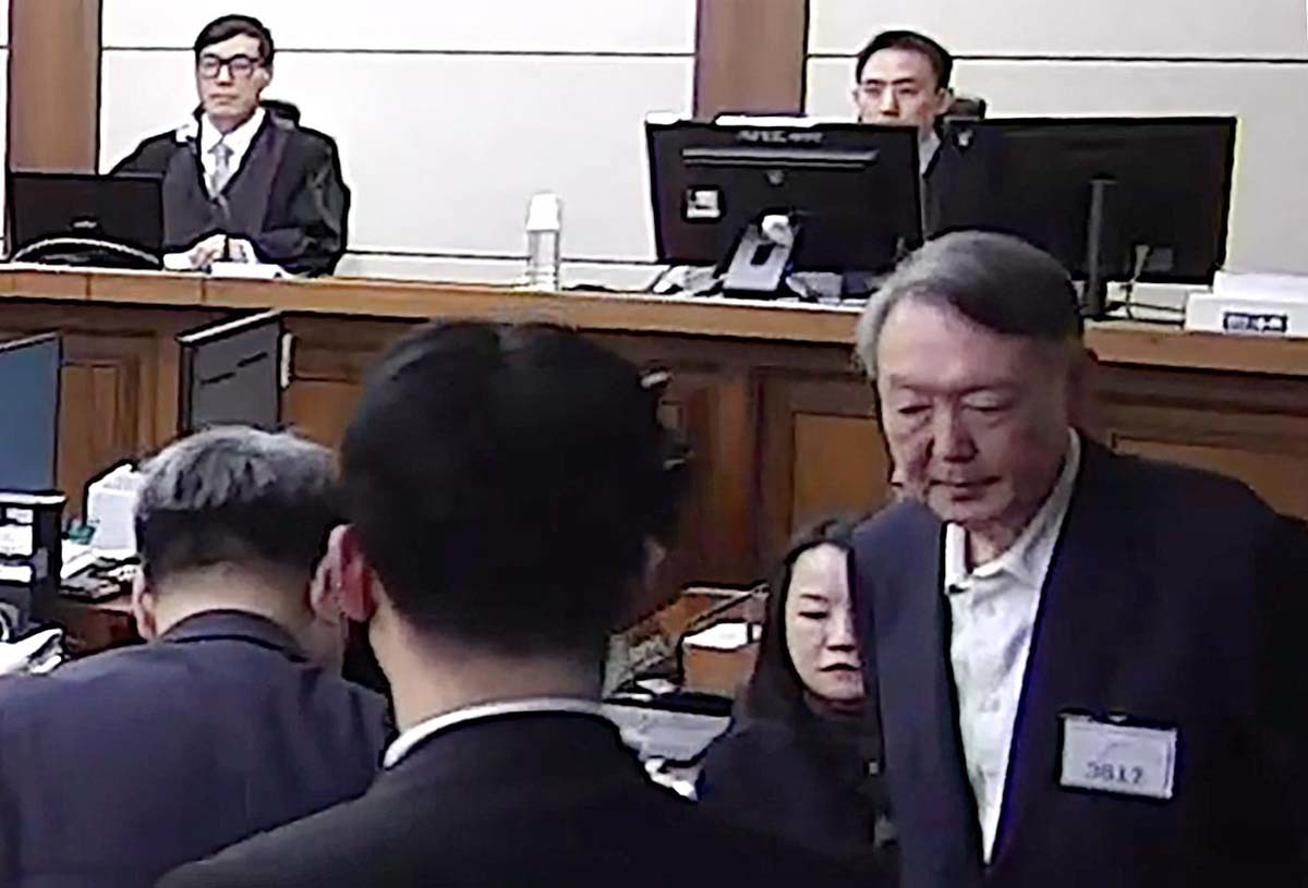 윤석열 전 대통령이 16일 오후 서울 서초구 중앙지방법원에서 체포 방해와 국무위원 심의권 침해 등 혐의 1심 징역 5년을 선고받은 뒤 퇴장하고 있다. / 중앙지법 제공