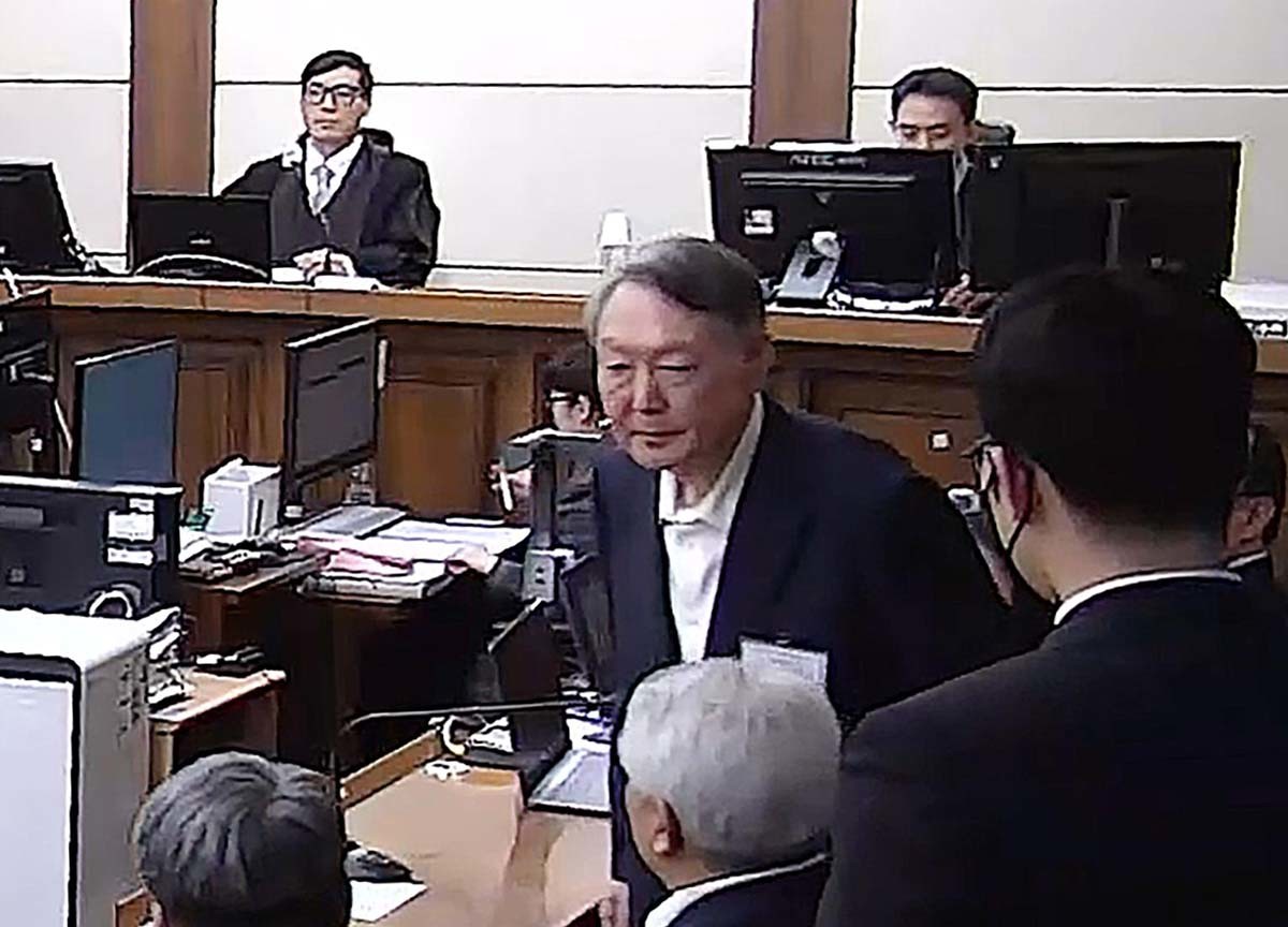 윤석열 전 대통령이 16일 오후 서울 서초구 중앙지방법원에서 체포 방해와 국무위원 심의권 침해 등 혐의 1심 징역 5년을 선고받은 뒤 퇴장하고 있다. / 중앙지법 제공