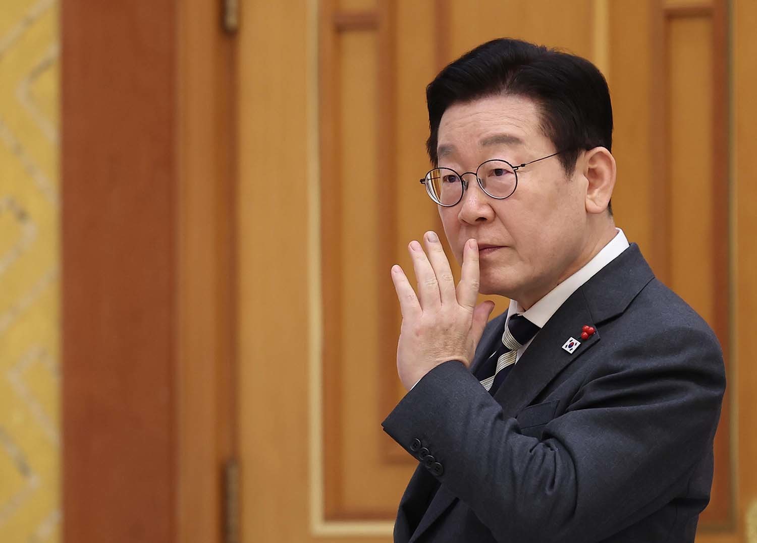 이재명 대통령이 16일 청와대를 방문한 아소 다로 전 일본 총리와의 면담에 앞서 권혁기 의전비서관과 대화를 나누고 있다. / 뉴스1