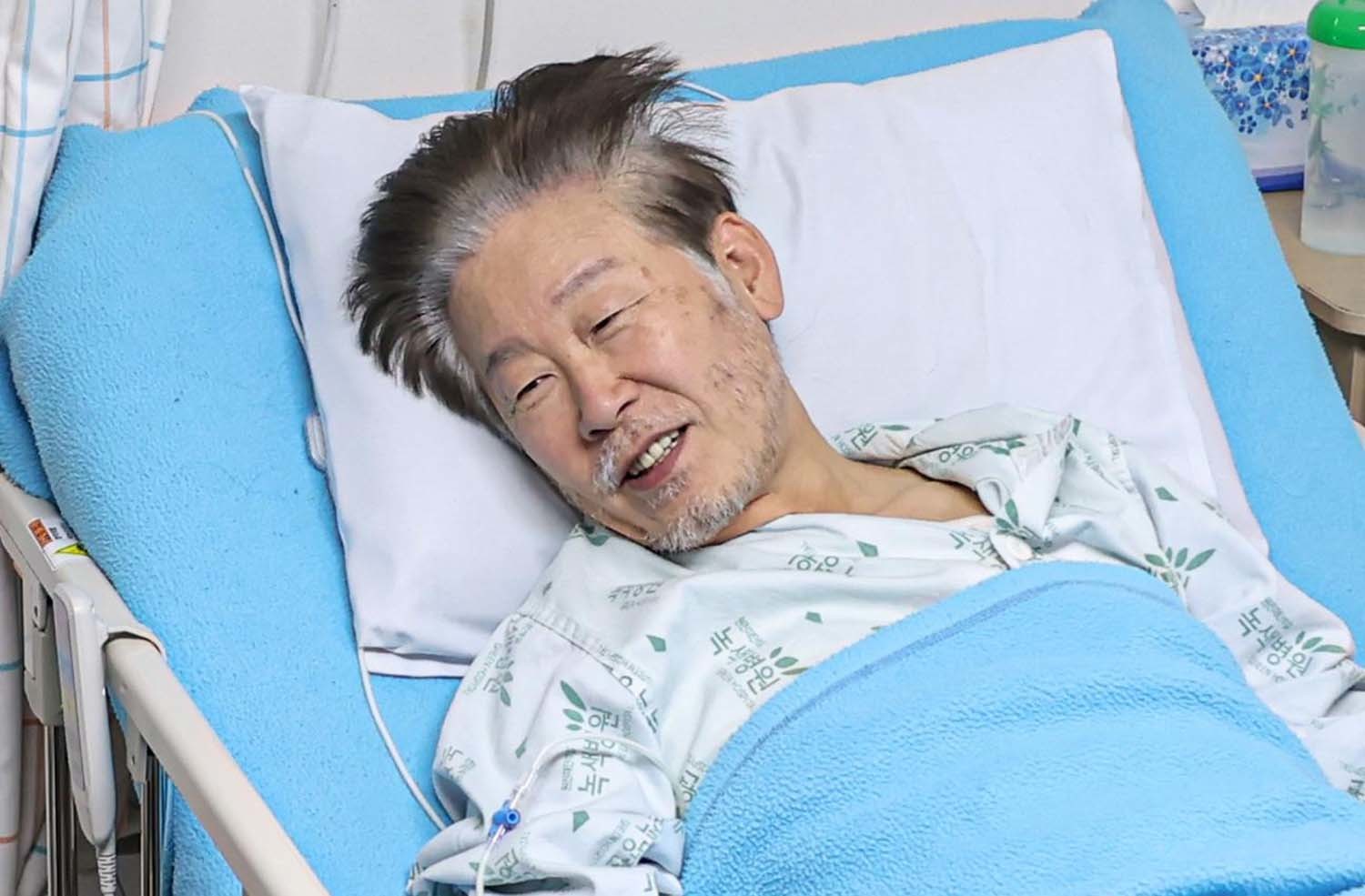 이재명 대통령이 더불어민주당 대표 시절이던 2023년 9월 23일 단식 23일째를 맞은 모습. 서울 중랑구 녹색병원에서 진교훈 강서구청장 후보 등과 대화를 나누는고 있다. / 민주당 제공