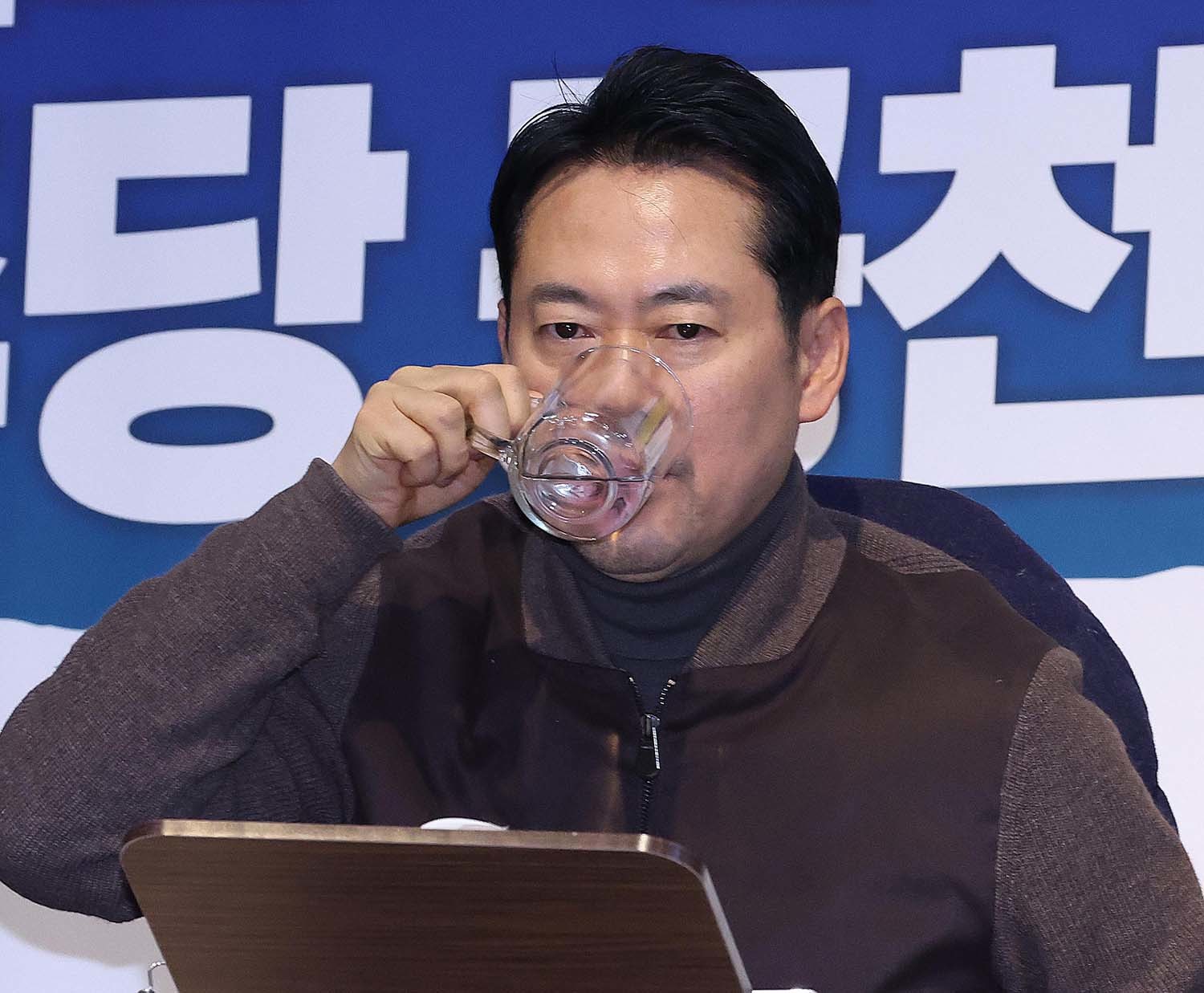 단식 중인 장동혁 국민의힘 대표가 16일 서울 여의도 국회에서 단식을 이어가고 있다. 이날 열린 국회 본회의에서 더불어민주당을 포함한 범여권은 윤석열·김건희에 의한 내란·외환 및 국정농단 행위의 진상규명을 위한 특별검사 임명 등에 관한 법률안(2차 종합 특검법)을 통과시켰다. / 뉴스1