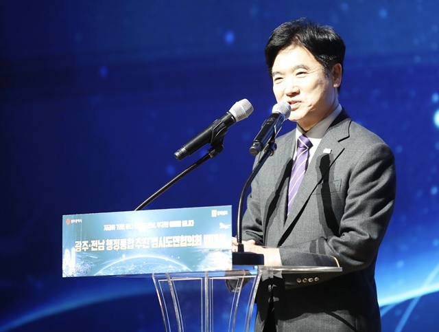 김대중 전라남도교육감이 16일 광주·전남 행정통합 추진 범시도민협의회 발대식에서 인사말을 전하고 있다.