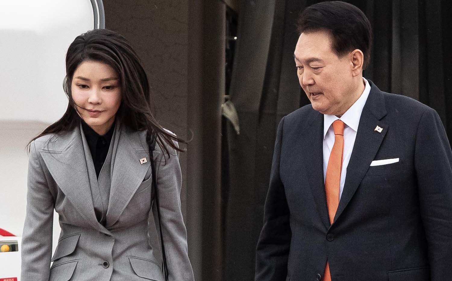 윤석열(오른쪽) 전 대통령과 그의 부인 김건희 여사. / 뉴스1