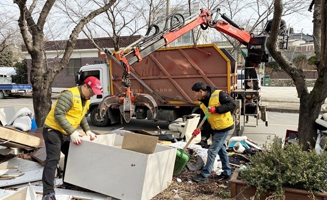 나주시 생활폐기물 무단투기 처리기동반이 장기간 무단 방치된 폐기물을 수거하고 있다.