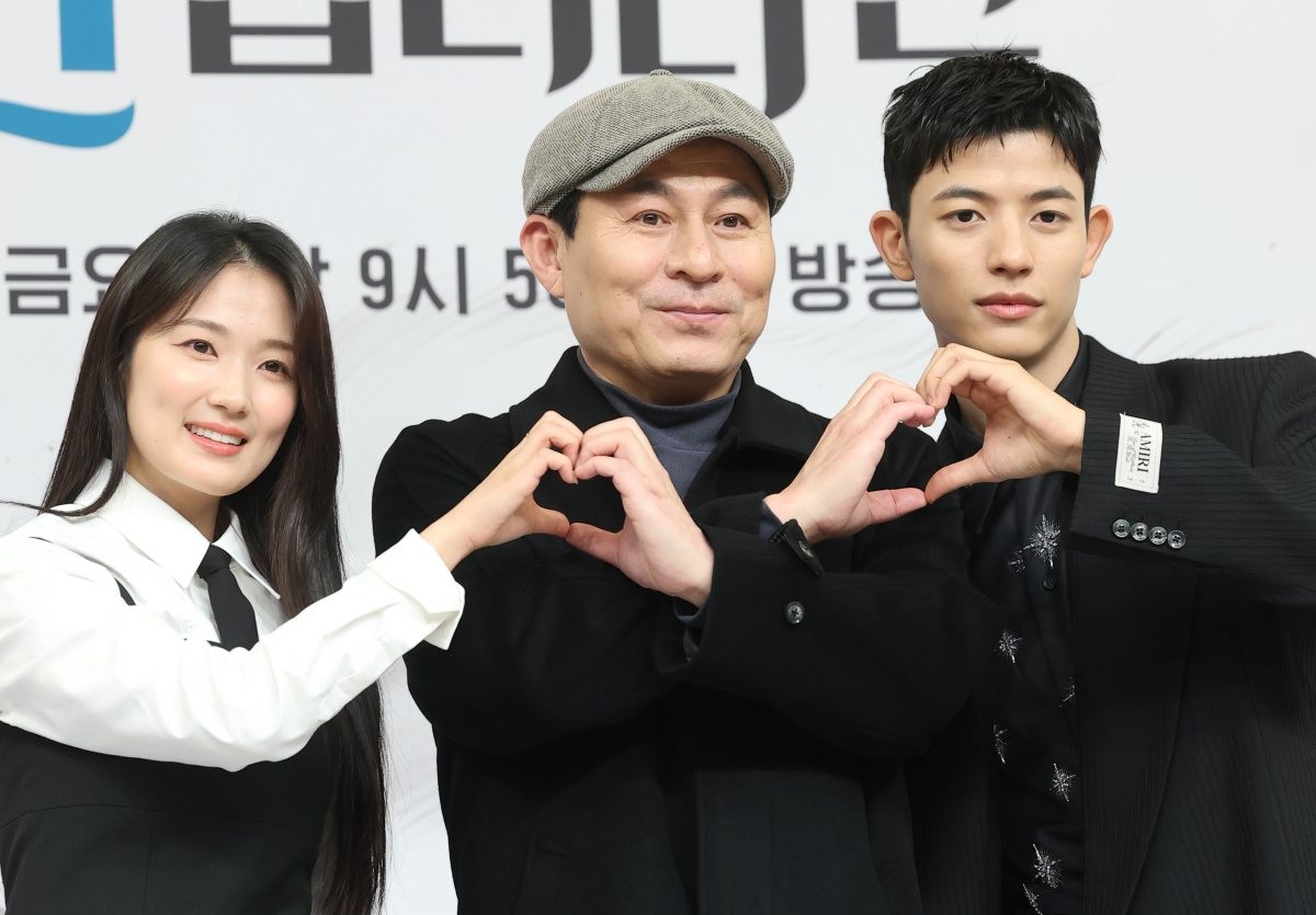 배우 김혜윤(왼쪽부터)과 김정권 PD, 로몬이 지난 16일 서울 양천고 목동SBS에서 열린 새 금토드라마 '오늘부터 인간입니다만'(극본 박찬영, 조아영) 제작발표회에 참석해 포즈를 취하고 있는 모습. / 뉴스1