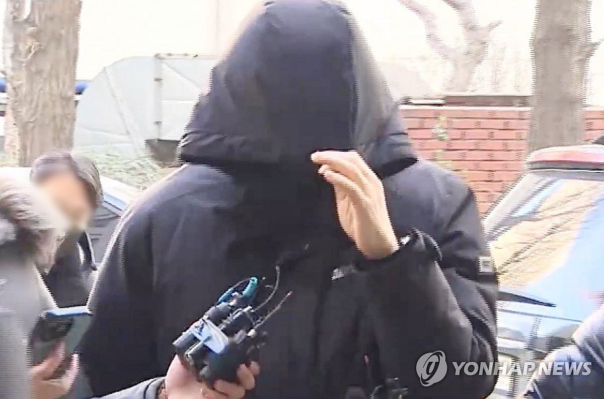 강선우 무소속 의원의 전직 보좌관 남모 씨가 경찰 조사를 위해 17일 서울 마포구 서울경찰청 광역수사단으로 향하고 있다. / 연합뉴스TV 제공-연합뉴스