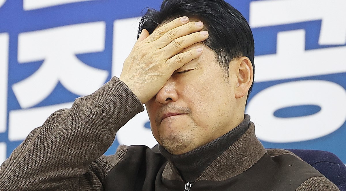 2차 종합특검법 처리에 반대해 단식중인 국민의힘 장동혁 대표가 17일 국회에서 단식을 이어가던 중 손을 머리에 올리고 있다. / 연합뉴스