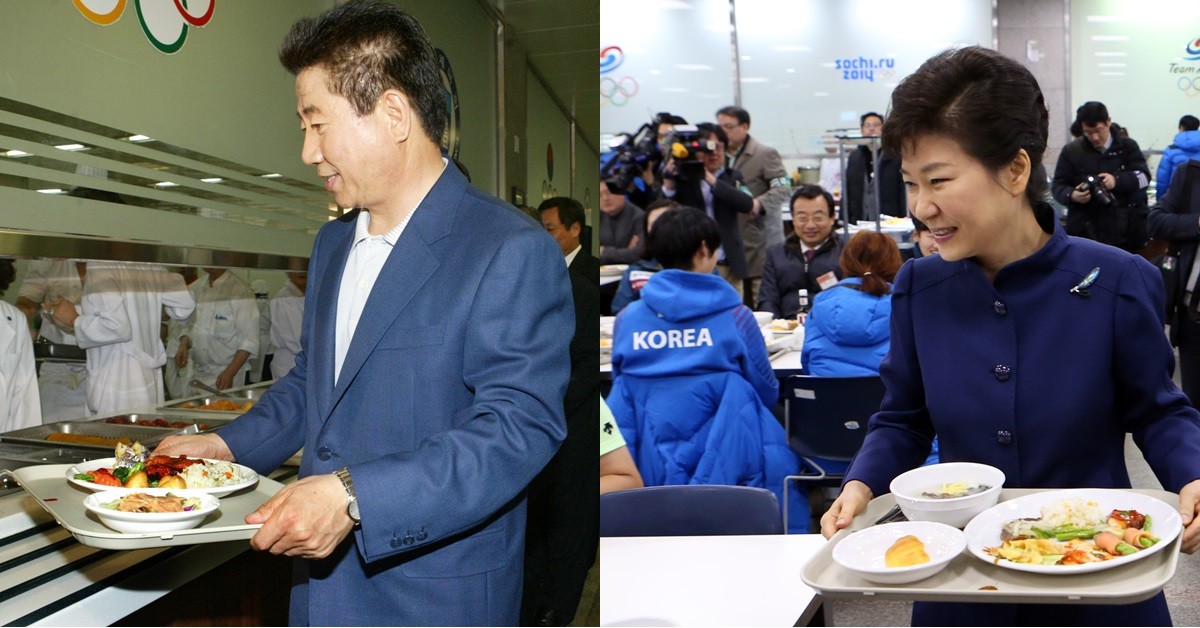 노무현 전 대통령, 박근혜 전 대통령이 식판을 든 모습 / 연합뉴스