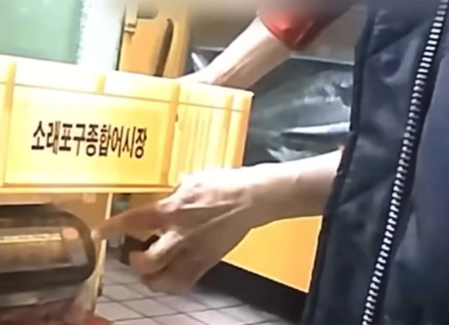 소래포구 종합어시장에서 여전히 저울치기 사기 수법이 벌어지는 것으로 확인됐다. / '생선선생 미스터S' 유튜브 채널