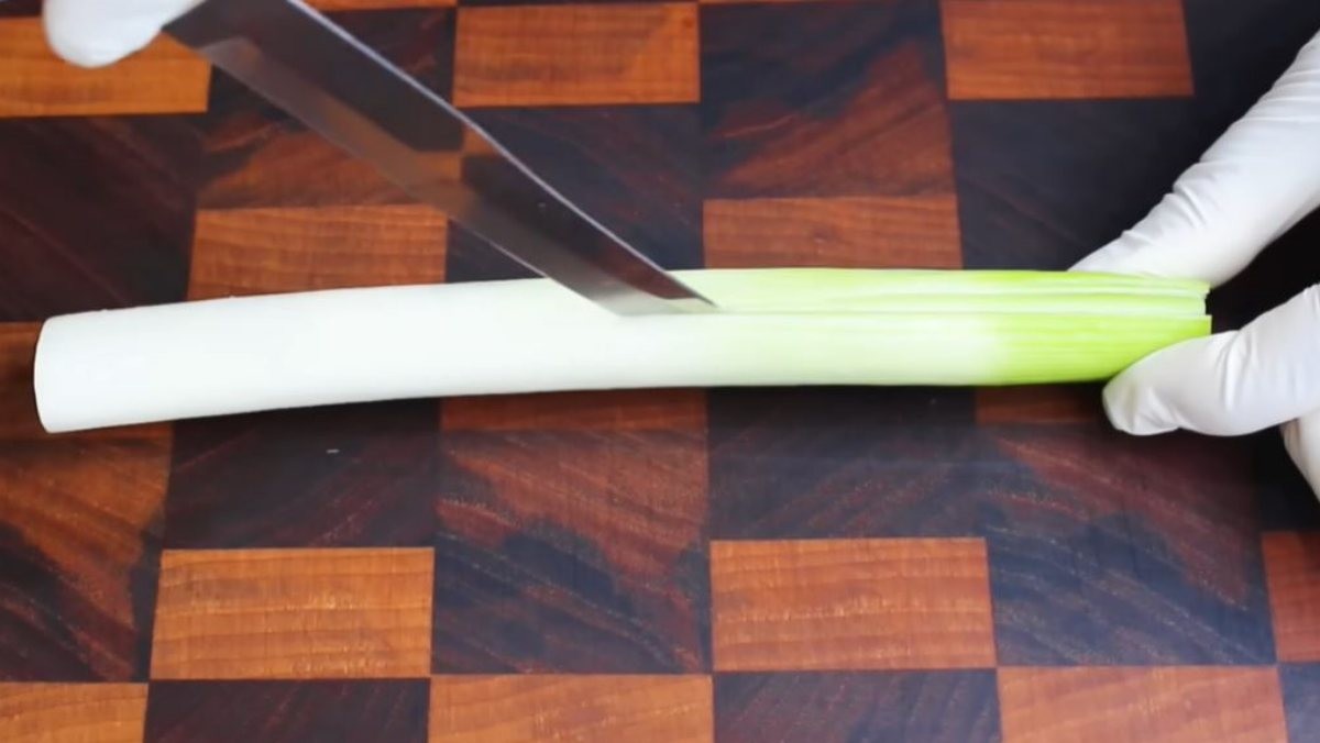 대파 흰 부분의 가운데 부분을 가르는 모습. / 유튜브 '집밥 korean home cooking'