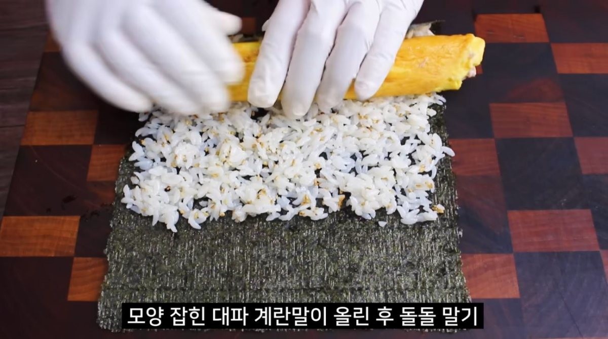계란에 부친 대파 참치마요를 김밥에 마는 모습. / 유튜브 '집밥 korean home cooking'