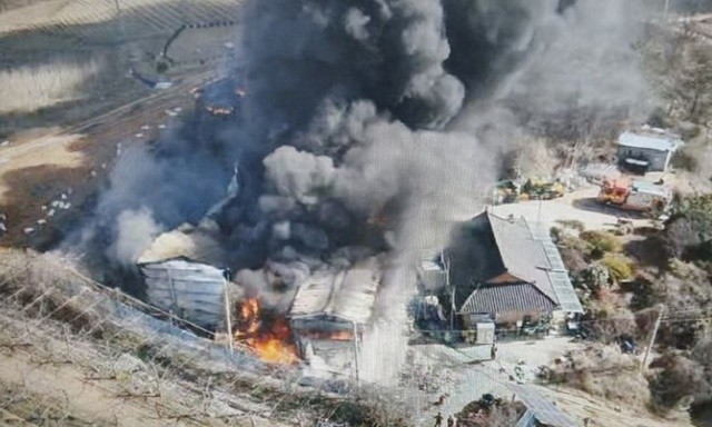 17일 낮 함평군 월야면 애덕리 한 저온창고에서 불이 나 소방 당국이 진화 작업을 벌이고 있다./전남소방본부제공