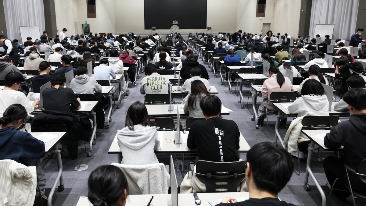 서울 종로구 성균관대에서 열린 2026학년도 수시모집 논술시험(수리형)에서 수험생들이 시험을 준비하고 있다.  / 뉴스1