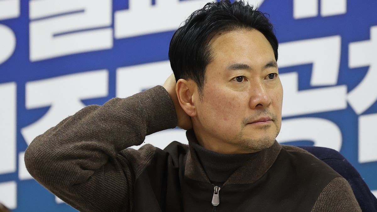 2차 종합특검법 처리에 반대해 단식중인 국민의힘 장동혁 대표가 지난 17일 국회에서 단식을 이어가던 중 손을 머리에 올리고 있다. / 연합뉴스