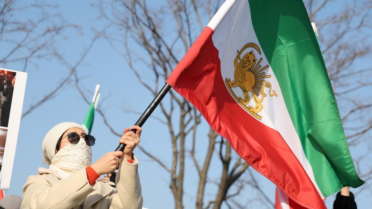 지난 17일 서울 종로구 광화문광장 인근에서 내한이란인 네트워크가 연 미국 정부의 이란 군사 개입 촉구 집회에서 참가자들이 팔레비 왕조 시절 이란 국기를 흔들고 있다.  / 연합뉴스