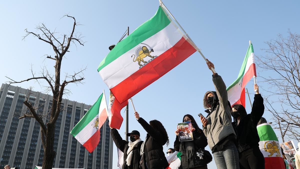 지난 17일 서울 종로구 광화문광장 인근에서 내한이란인 네트워크가 연 미국 정부의 이란 군사 개입 촉구 집회에서 참가자들이 팔레비 왕조 시절 이란 국기를 흔들고 있다.  / 연합뉴스