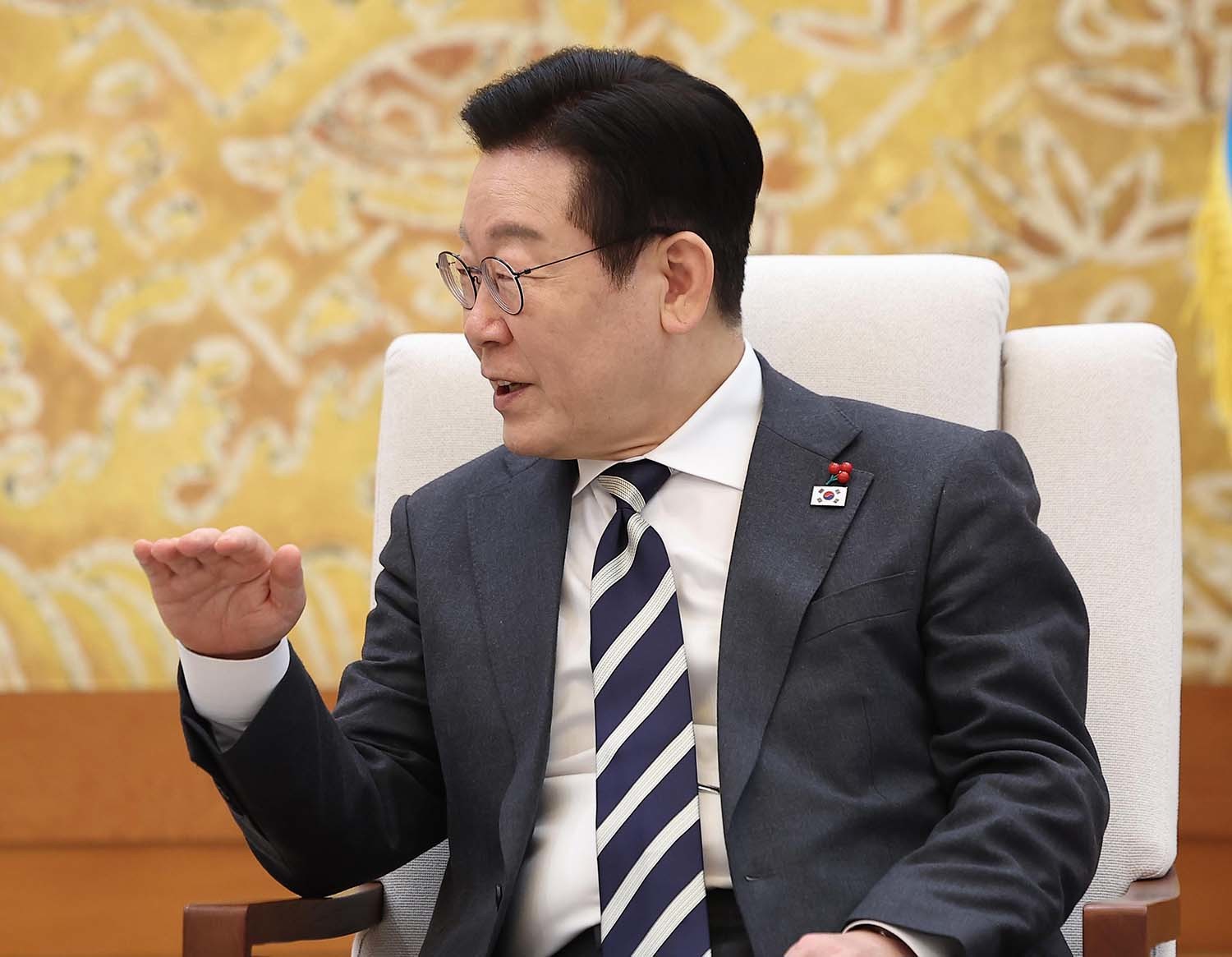 이재명 대통령이 16일 청와대에서 아소 다로 전 일본 총리를 접견하고 있다. / 뉴스1